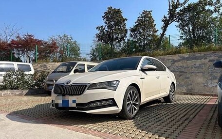 Skoda Superb III рестайлинг, 2019 год, 2 300 000 рублей, 1 фотография