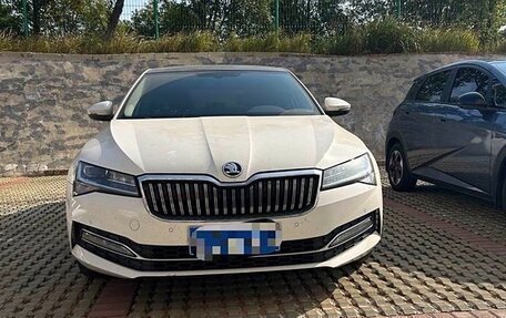 Skoda Superb III рестайлинг, 2019 год, 2 300 000 рублей, 2 фотография