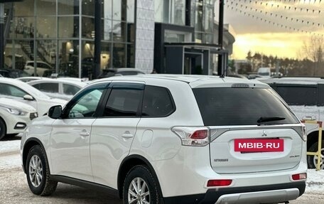 Mitsubishi Outlander III рестайлинг 3, 2014 год, 1 350 990 рублей, 8 фотография