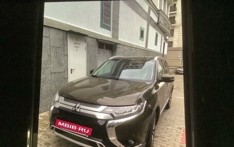 Mitsubishi Outlander III рестайлинг 3, 2020 год, 2 600 000 рублей, 2 фотография