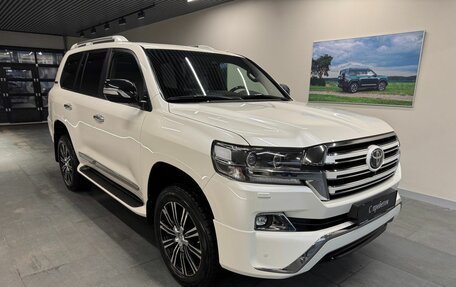 Toyota Land Cruiser 200, 2017 год, 7 899 000 рублей, 3 фотография