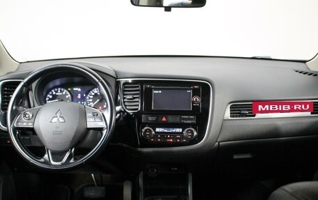 Mitsubishi Outlander III рестайлинг 3, 2015 год, 1 540 000 рублей, 13 фотография