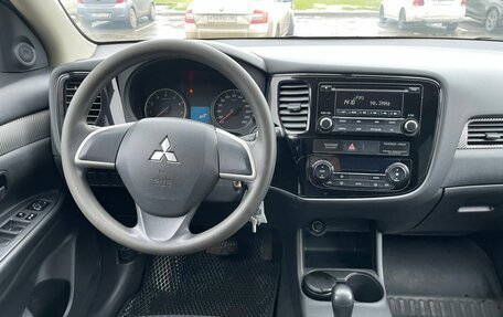 Mitsubishi Outlander III рестайлинг 3, 2014 год, 1 360 000 рублей, 10 фотография