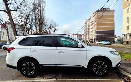 Mitsubishi Outlander III рестайлинг 3, 2021 год, 2 500 000 рублей, 3 фотография