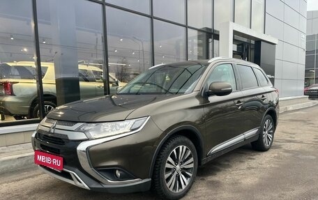 Mitsubishi Outlander III рестайлинг 3, 2019 год, 1 999 000 рублей, 1 фотография