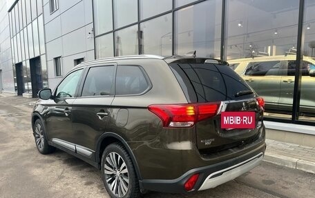 Mitsubishi Outlander III рестайлинг 3, 2019 год, 1 999 000 рублей, 4 фотография