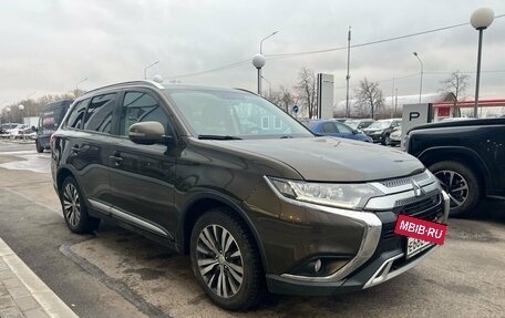 Mitsubishi Outlander III рестайлинг 3, 2019 год, 1 999 000 рублей, 2 фотография