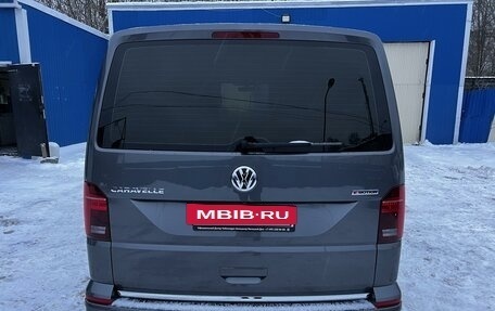 Volkswagen Caravelle T6 рестайлинг, 2021 год, 7 350 000 рублей, 2 фотография