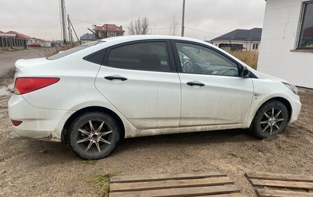 Hyundai Solaris II рестайлинг, 2011 год, 800 000 рублей, 2 фотография