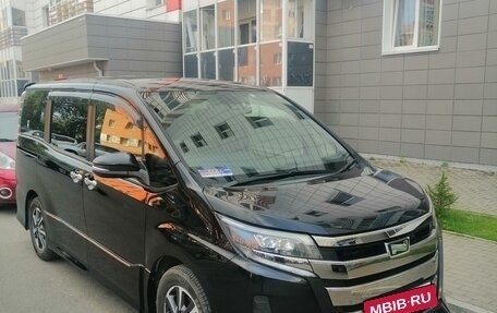 Toyota Noah III, 2018 год, 2 800 000 рублей, 3 фотография