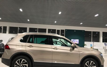 Volkswagen Tiguan II, 2018 год, 2 555 000 рублей, 2 фотография