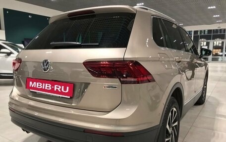 Volkswagen Tiguan II, 2018 год, 2 555 000 рублей, 3 фотография