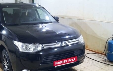 Mitsubishi Outlander III рестайлинг 3, 2013 год, 1 850 000 рублей, 2 фотография