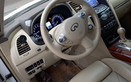 Infiniti QX70, 2013 год, 2 700 000 рублей, 9 фотография