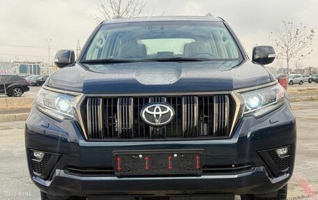 Toyota Land Cruiser Prado 150 рестайлинг 2, 2022 год, 8 000 000 рублей, 5 фотография