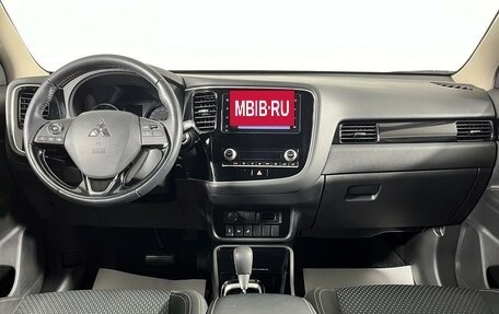 Mitsubishi Outlander III рестайлинг 3, 2020 год, 2 599 000 рублей, 14 фотография