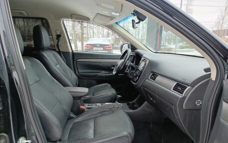 Mitsubishi Outlander III рестайлинг 3, 2014 год, 1 343 200 рублей, 13 фотография