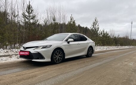 Toyota Camry, 2021 год, 3 200 000 рублей, 2 фотография