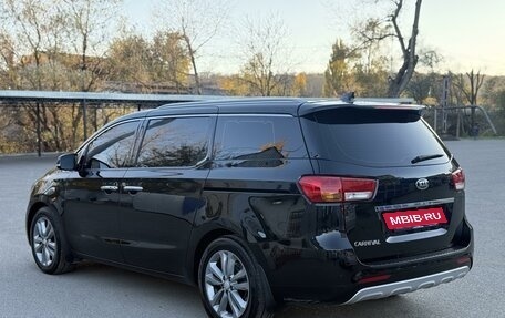 KIA Carnival III, 2017 год, 2 680 000 рублей, 7 фотография