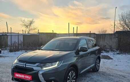 Mitsubishi Outlander III рестайлинг 3, 2018 год, 2 690 000 рублей, 2 фотография