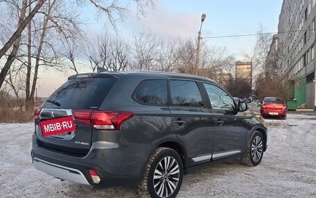 Mitsubishi Outlander III рестайлинг 3, 2018 год, 2 690 000 рублей, 4 фотография