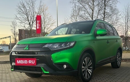 Mitsubishi Outlander III рестайлинг 3, 2019 год, 3 500 000 рублей, 2 фотография