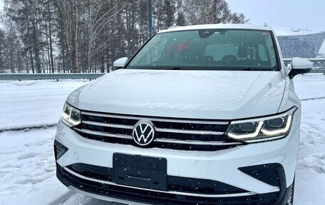 Volkswagen Tiguan II, 2021 год, 2 970 000 рублей, 2 фотография