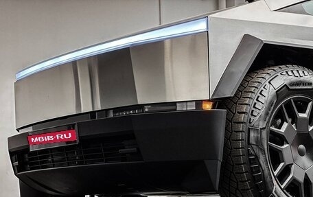 Tesla Cybertruck, 2024 год, 42 000 000 рублей, 9 фотография