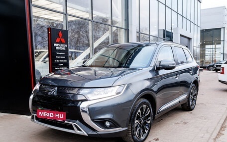 Mitsubishi Outlander III рестайлинг 3, 2021 год, 2 500 000 рублей, 1 фотография