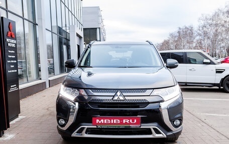 Mitsubishi Outlander III рестайлинг 3, 2021 год, 2 500 000 рублей, 8 фотография