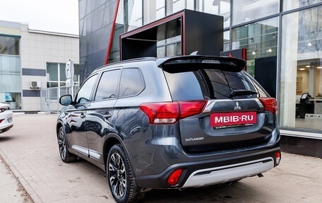 Mitsubishi Outlander III рестайлинг 3, 2021 год, 2 500 000 рублей, 3 фотография