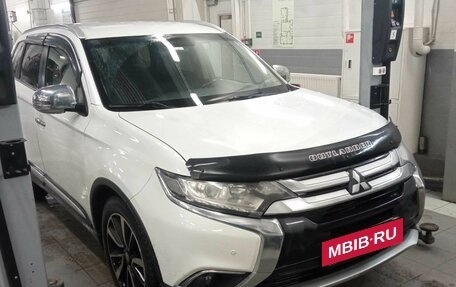 Mitsubishi Outlander III рестайлинг 3, 2015 год, 1 730 000 рублей, 2 фотография