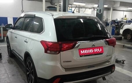 Mitsubishi Outlander III рестайлинг 3, 2015 год, 1 730 000 рублей, 4 фотография