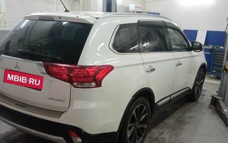 Mitsubishi Outlander III рестайлинг 3, 2015 год, 1 730 000 рублей, 3 фотография