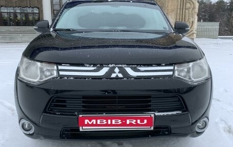 Mitsubishi Outlander III рестайлинг 3, 2013 год, 1 750 000 рублей, 2 фотография