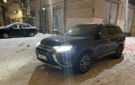 Mitsubishi Outlander III рестайлинг 3, 2017 год, 2 390 000 рублей, 13 фотография