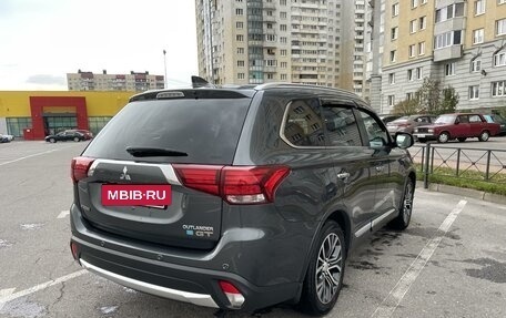 Mitsubishi Outlander III рестайлинг 3, 2017 год, 2 390 000 рублей, 4 фотография