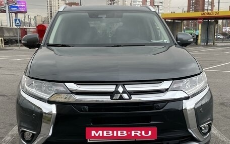 Mitsubishi Outlander III рестайлинг 3, 2017 год, 2 390 000 рублей, 9 фотография