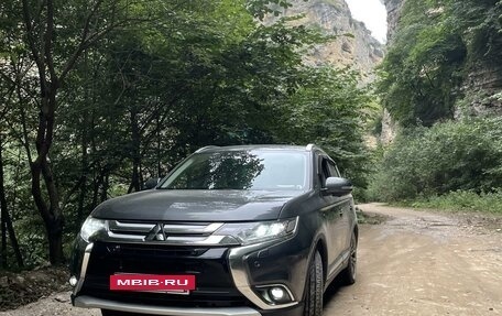 Mitsubishi Outlander III рестайлинг 3, 2017 год, 2 390 000 рублей, 12 фотография