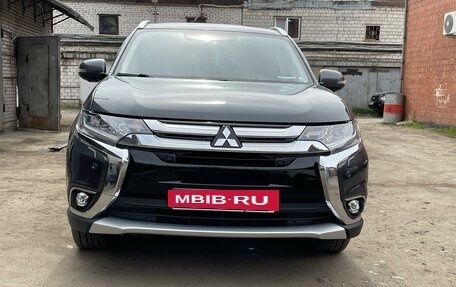 Mitsubishi Outlander III рестайлинг 3, 2017 год, 2 390 000 рублей, 14 фотография