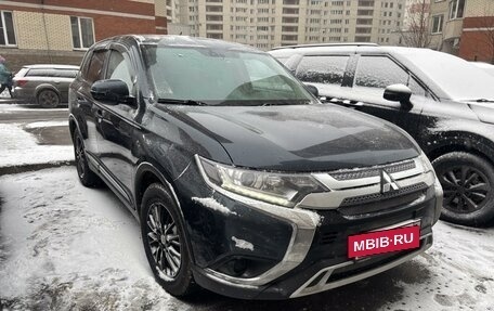 Mitsubishi Outlander III рестайлинг 3, 2019 год, 1 950 000 рублей, 2 фотография