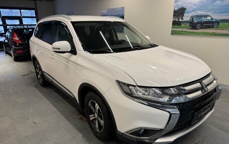 Mitsubishi Outlander III рестайлинг 3, 2018 год, 1 899 000 рублей, 3 фотография