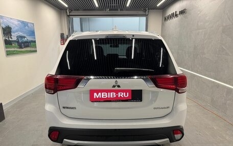 Mitsubishi Outlander III рестайлинг 3, 2018 год, 1 899 000 рублей, 5 фотография