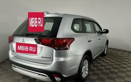 Mitsubishi Outlander III рестайлинг 3, 2019 год, 2 199 000 рублей, 6 фотография