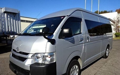 Toyota HiAce H200, 2021 год, 4 330 000 рублей, 2 фотография