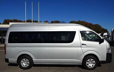 Toyota HiAce H200, 2021 год, 4 330 000 рублей, 5 фотография