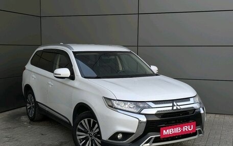 Mitsubishi Outlander III рестайлинг 3, 2019 год, 1 849 000 рублей, 9 фотография