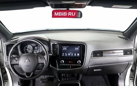 Mitsubishi Outlander III рестайлинг 3, 2022 год, 2 395 000 рублей, 19 фотография