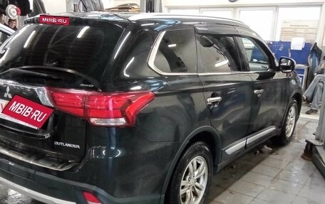 Mitsubishi Outlander III рестайлинг 3, 2015 год, 1 680 000 рублей, 3 фотография