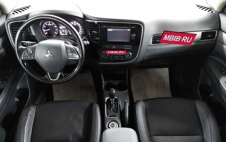 Mitsubishi Outlander III рестайлинг 3, 2015 год, 1 449 000 рублей, 9 фотография